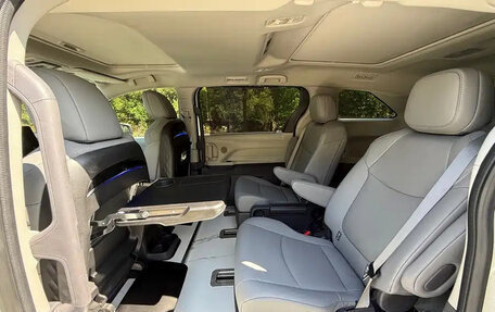 Toyota Granvia, 2023 год, 7 450 007 рублей, 13 фотография