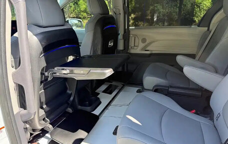 Toyota Granvia, 2023 год, 7 450 007 рублей, 14 фотография