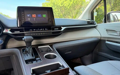 Toyota Granvia, 2023 год, 7 450 007 рублей, 12 фотография