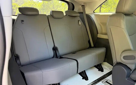 Toyota Granvia, 2023 год, 7 450 007 рублей, 19 фотография