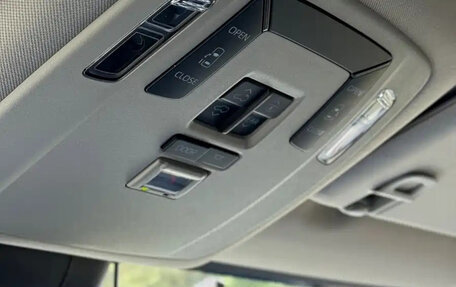 Toyota Granvia, 2023 год, 7 450 007 рублей, 18 фотография