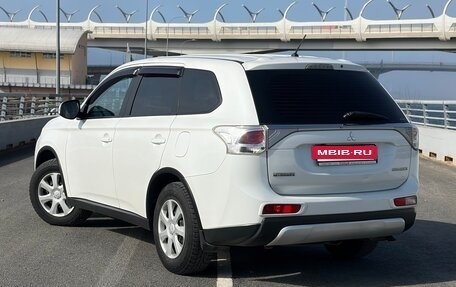 Mitsubishi Outlander III рестайлинг 3, 2014 год, 945 000 рублей, 2 фотография