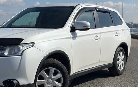 Mitsubishi Outlander III рестайлинг 3, 2014 год, 945 000 рублей, 11 фотография