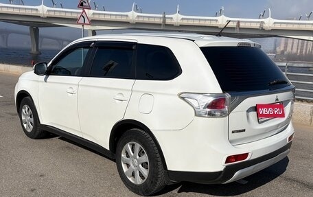 Mitsubishi Outlander III рестайлинг 3, 2014 год, 945 000 рублей, 18 фотография