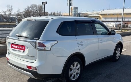 Mitsubishi Outlander III рестайлинг 3, 2014 год, 945 000 рублей, 16 фотография