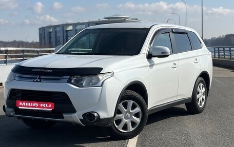 Mitsubishi Outlander III рестайлинг 3, 2014 год, 945 000 рублей, 4 фотография
