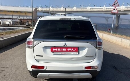 Mitsubishi Outlander III рестайлинг 3, 2014 год, 945 000 рублей, 17 фотография
