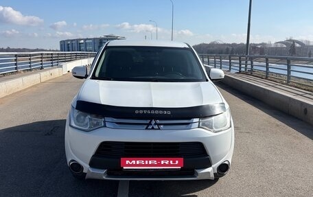 Mitsubishi Outlander III рестайлинг 3, 2014 год, 945 000 рублей, 13 фотография