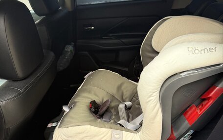 Mitsubishi Outlander III рестайлинг 3, 2015 год, 1 800 000 рублей, 10 фотография