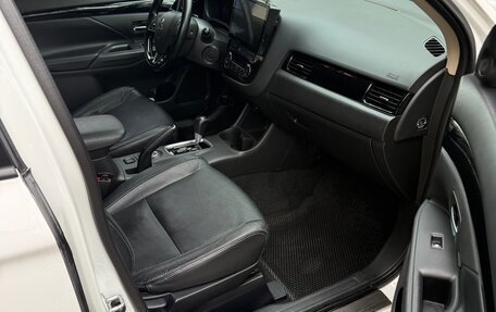 Mitsubishi Outlander III рестайлинг 3, 2015 год, 1 800 000 рублей, 13 фотография