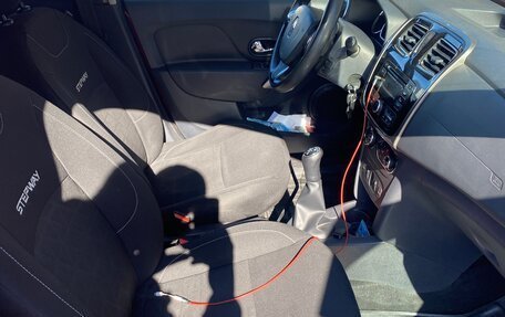 Renault Sandero II рестайлинг, 2015 год, 700 000 рублей, 2 фотография