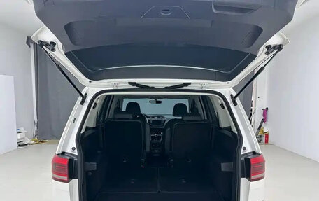 Volkswagen Touran III, 2022 год, 1 690 888 рублей, 7 фотография