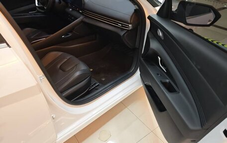 Hyundai Elantra, 2023 год, 1 700 000 рублей, 13 фотография