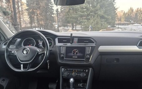 Volkswagen Tiguan II, 2017 год, 2 200 000 рублей, 2 фотография