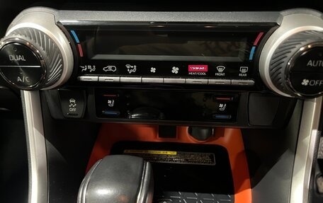 Toyota RAV4, 2019 год, 3 350 000 рублей, 9 фотография