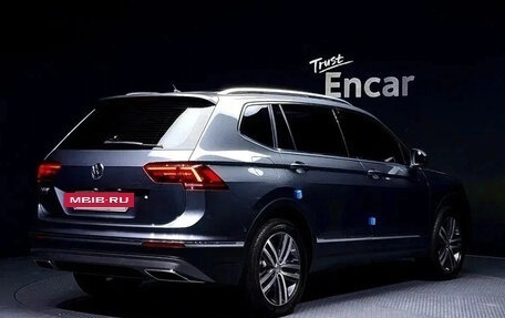 Volkswagen Tiguan II, 2021 год, 2 800 000 рублей, 2 фотография