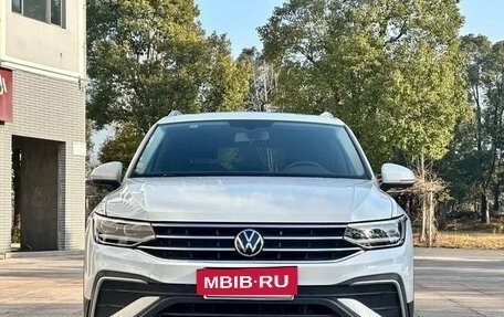 Volkswagen Tiguan II, 2023 год, 1 970 000 рублей, 2 фотография