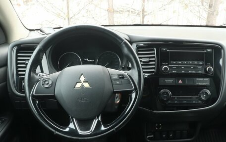 Mitsubishi Outlander III рестайлинг 3, 2017 год, 1 885 000 рублей, 12 фотография