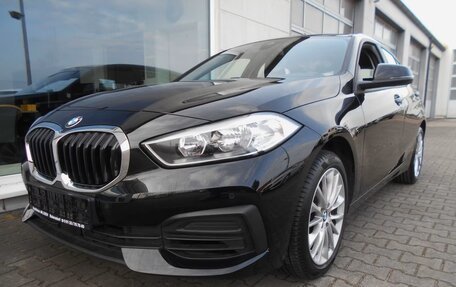 BMW 1 серия, 2022 год, 2 450 000 рублей, 1 фотография