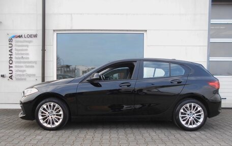 BMW 1 серия, 2022 год, 2 450 000 рублей, 3 фотография