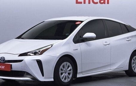 Toyota Prius IV XW50, 2019 год, 1 910 000 рублей, 1 фотография