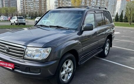 Toyota Land Cruiser 100 рестайлинг 2, 2004 год, 2 580 000 рублей, 2 фотография
