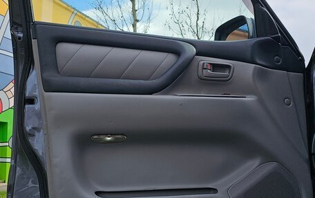 Toyota Land Cruiser 100 рестайлинг 2, 2004 год, 2 580 000 рублей, 18 фотография