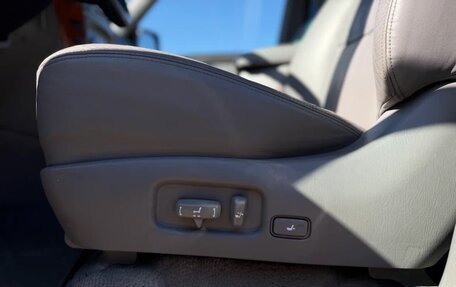 Toyota Land Cruiser 100 рестайлинг 2, 2005 год, 2 370 000 рублей, 16 фотография