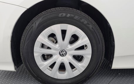 Toyota Prius IV XW50, 2019 год, 1 910 000 рублей, 8 фотография