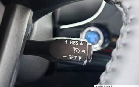 Toyota Prius IV XW50, 2019 год, 1 910 000 рублей, 15 фотография