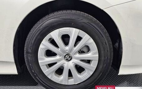 Toyota Prius IV XW50, 2019 год, 1 910 000 рублей, 7 фотография