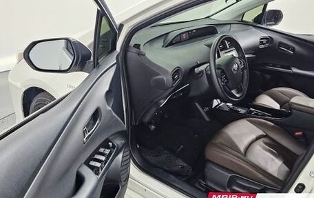 Toyota Prius IV XW50, 2019 год, 1 910 000 рублей, 9 фотография