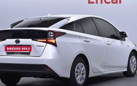 Toyota Prius IV XW50, 2019 год, 1 910 000 рублей, 3 фотография