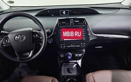 Toyota Prius IV XW50, 2019 год, 1 910 000 рублей, 12 фотография