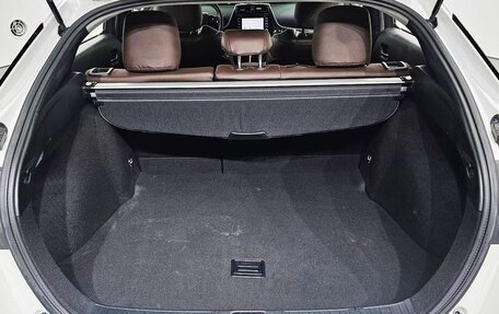 Toyota Prius IV XW50, 2019 год, 1 910 000 рублей, 23 фотография