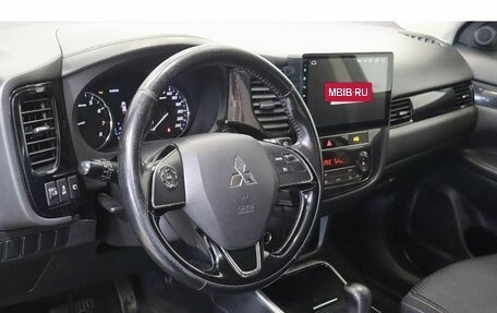 Mitsubishi Outlander III рестайлинг 3, 2020 год, 2 243 000 рублей, 6 фотография