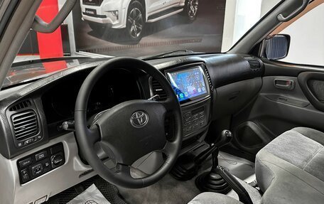 Toyota Land Cruiser 100 рестайлинг 2, 2006 год, 2 387 000 рублей, 11 фотография