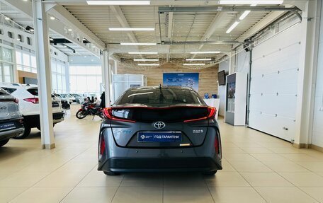 Toyota Prius IV XW50, 2017 год, 2 199 900 рублей, 5 фотография