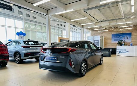 Toyota Prius IV XW50, 2017 год, 2 199 900 рублей, 6 фотография