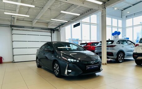 Toyota Prius IV XW50, 2017 год, 2 199 900 рублей, 8 фотография