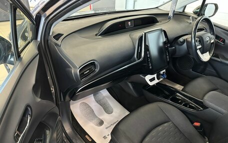 Toyota Prius IV XW50, 2017 год, 2 199 900 рублей, 12 фотография