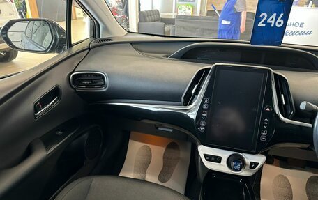 Toyota Prius IV XW50, 2017 год, 2 199 900 рублей, 14 фотография