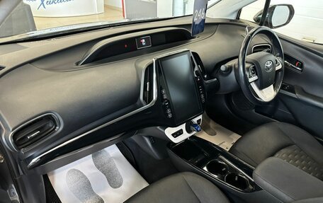 Toyota Prius IV XW50, 2017 год, 2 199 900 рублей, 13 фотография