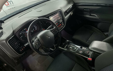 Mitsubishi Outlander III рестайлинг 3, 2018 год, 2 099 000 рублей, 10 фотография