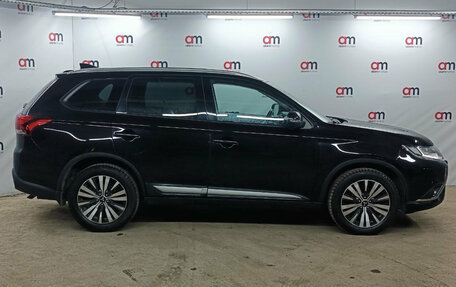 Mitsubishi Outlander III рестайлинг 3, 2018 год, 2 099 000 рублей, 8 фотография