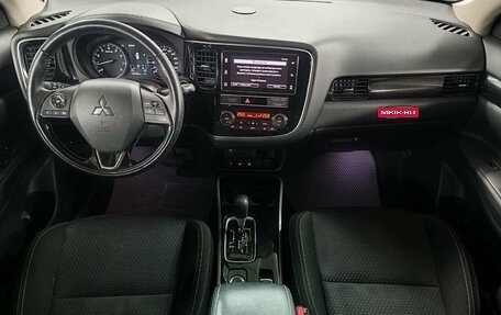 Mitsubishi Outlander III рестайлинг 3, 2018 год, 2 099 000 рублей, 9 фотография