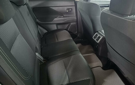 Mitsubishi Outlander III рестайлинг 3, 2018 год, 2 099 000 рублей, 20 фотография