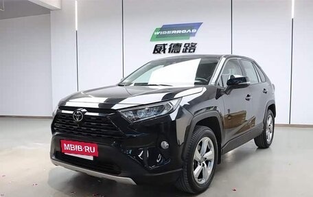 Toyota RAV4, 2022 год, 2 400 000 рублей, 2 фотография
