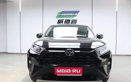 Toyota RAV4, 2022 год, 2 400 000 рублей, 4 фотография