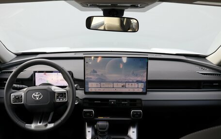 Toyota RAV4, 2025 год, 4 990 000 рублей, 15 фотография